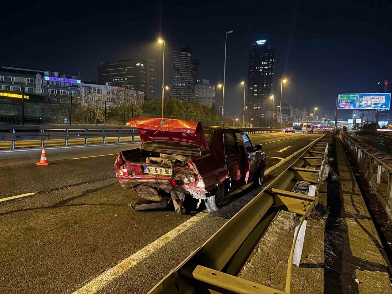 ŞİŞLİ’DE 3 ARAÇ BİRBİRİNE GİRDİ: 1 AĞIR 2 YARALI  1