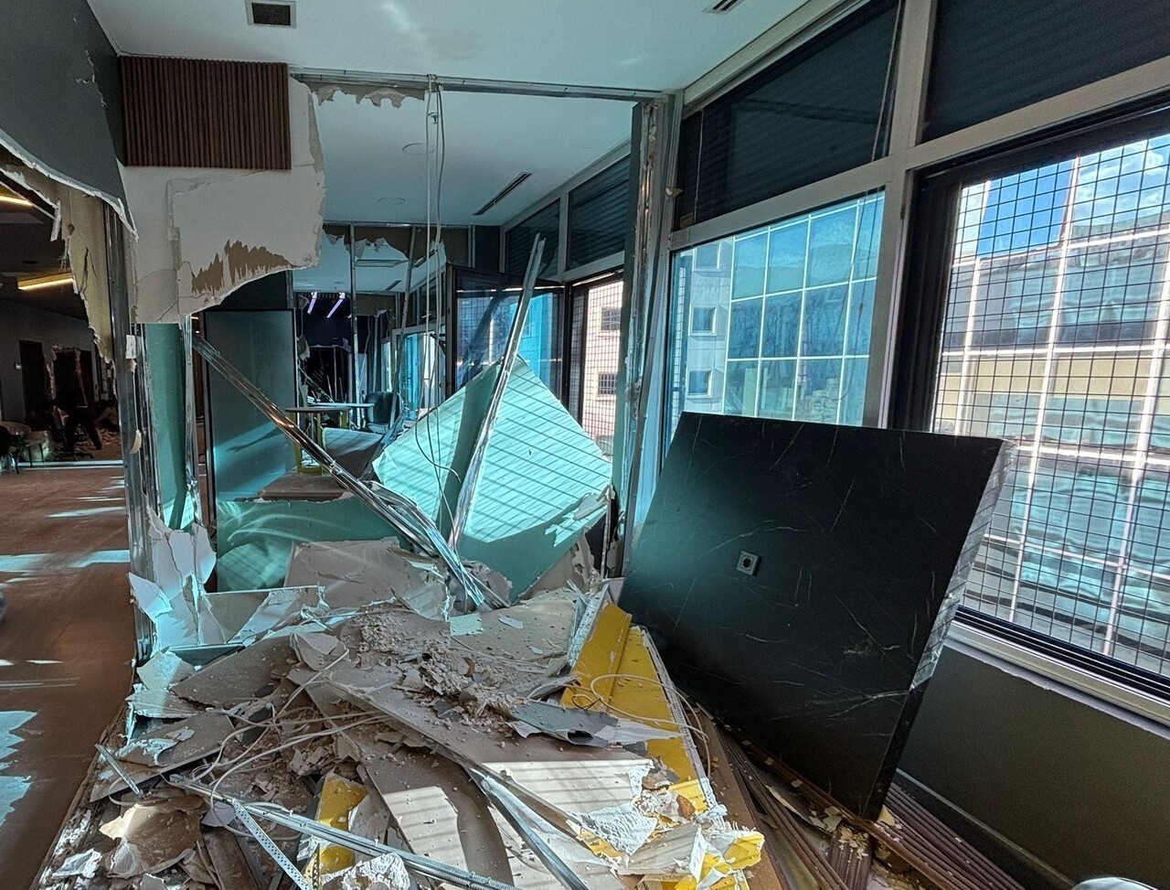 ŞİŞLİ’DE BİR AVM’DE FAALİYET GÖSTEREN BAZI İŞLETMELERİN İZİNSİZ VE RUHSATA AYKIRI ŞEKİLDE YAPILAN...