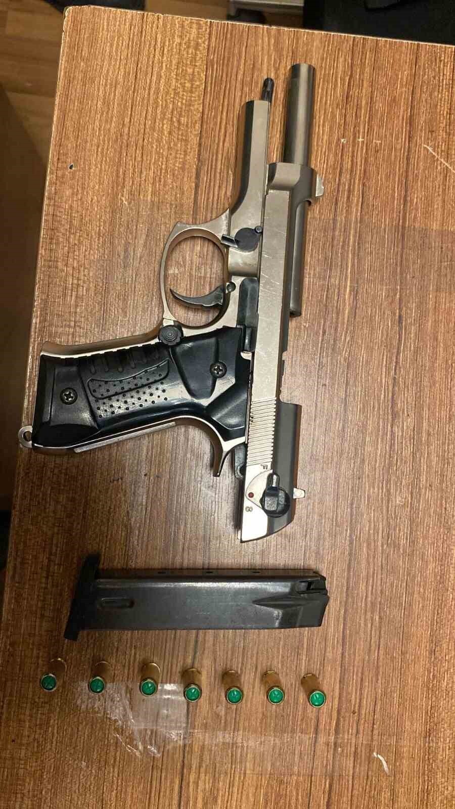 ŞİŞLİ’DE, BİR İETT DURAĞINDA GÜNDÜZ VAKTİ HAVAYA ATEŞ AÇAN ŞÜPHELİ İLE O ANLARI KAYDA ALAN...