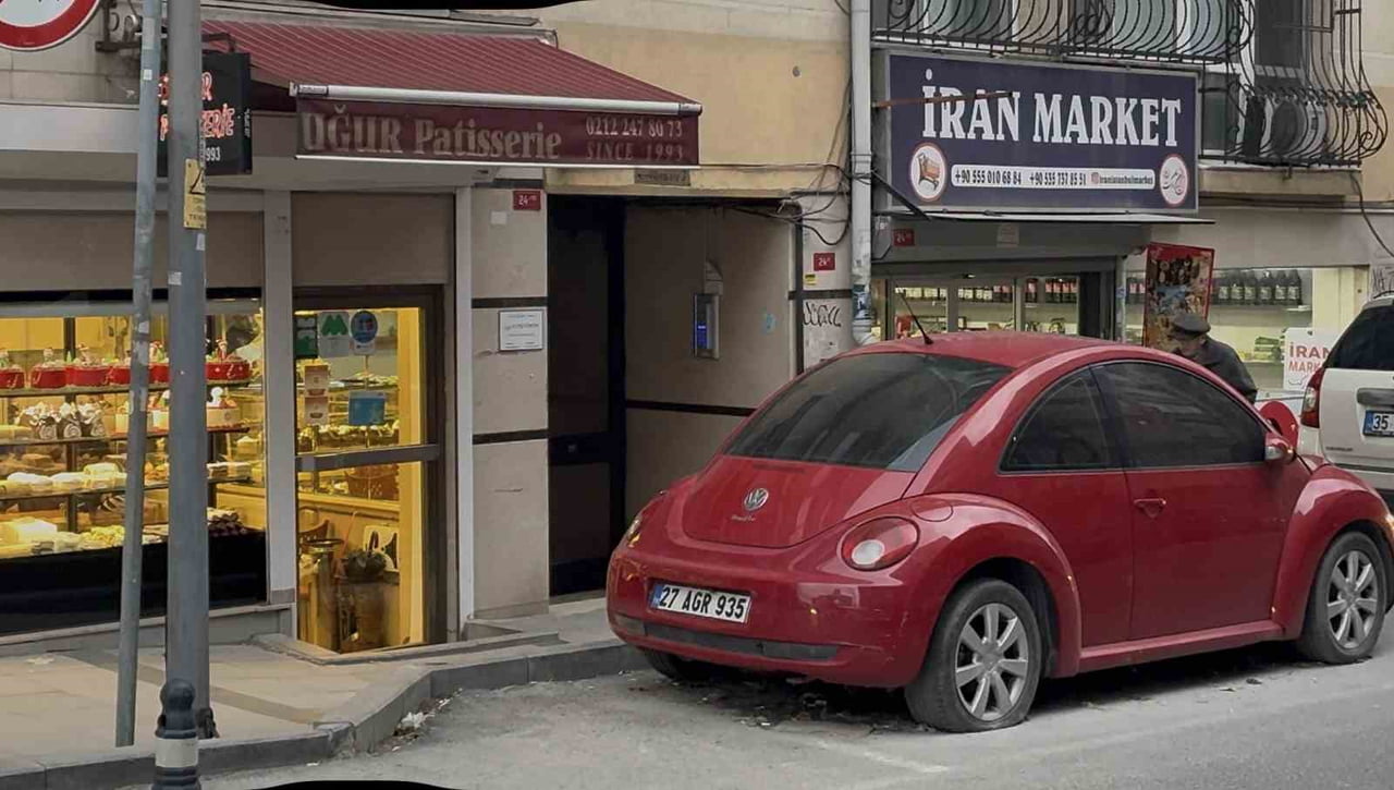 ŞİŞLİ’DE, ÜNLÜ YÖNETMEN SEREN YÜCE, KİMLİĞİ BELİRSİZ BİR SALDIRGANIN SİLAHLI SALDIRISINA...