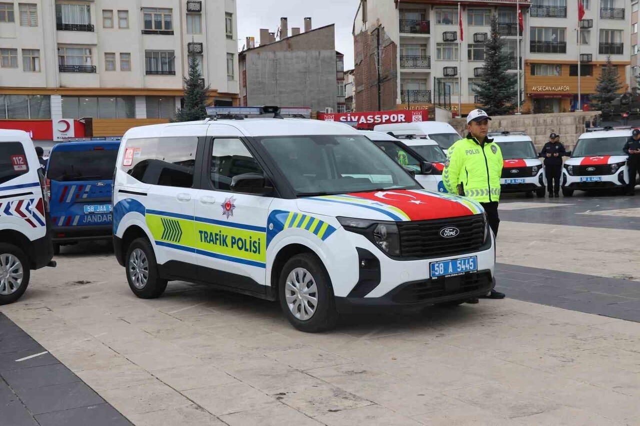 SİVAS'TA EMNİYET VE JANDARMAYA GÖREV KAPASİTESİNİ ARTIRACAK YENİ HİZMET ARAÇLARI TAHSİS...