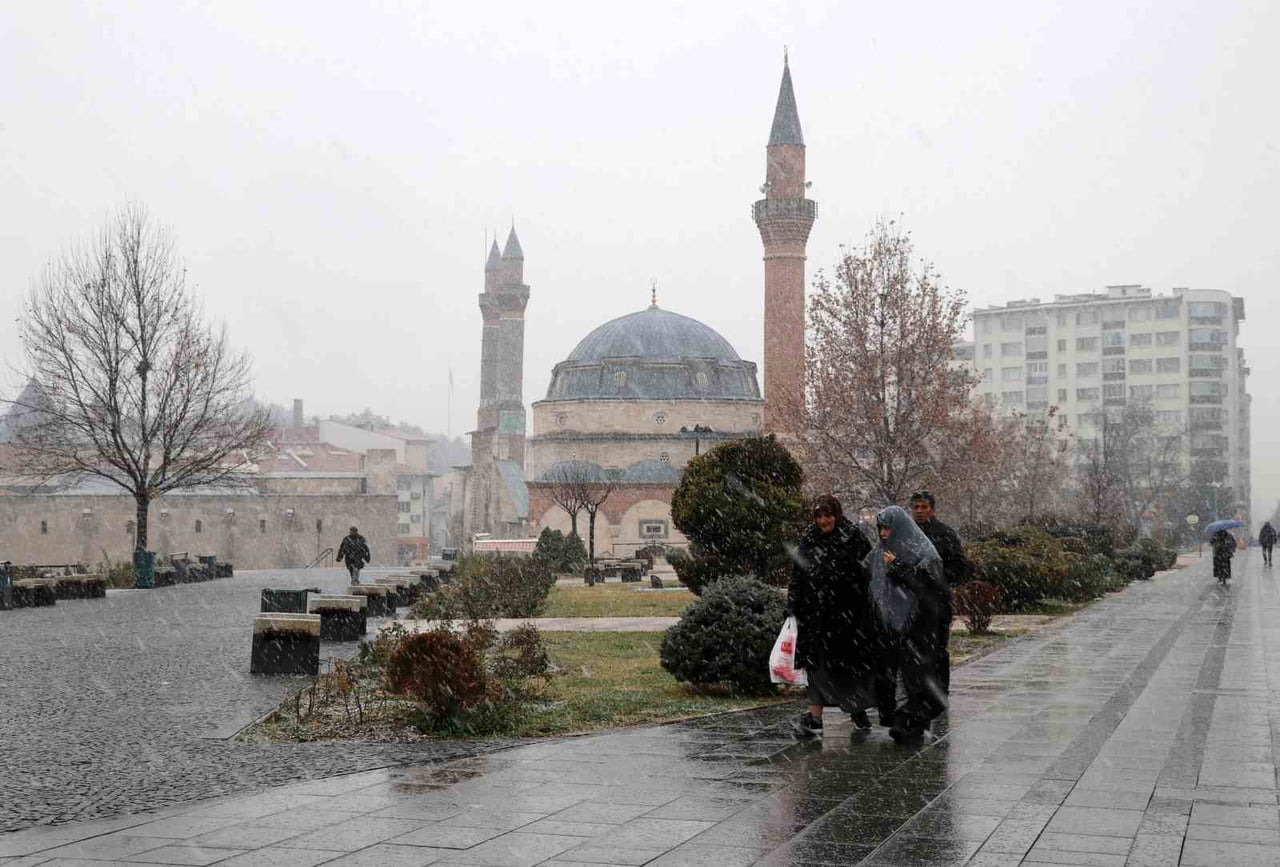 SİVAS'TA SABAH SAATLERİNDE ETİLİ OLAN YAĞMUR, YERİNİ KAR YAĞIŞINA BIRAKTI.
