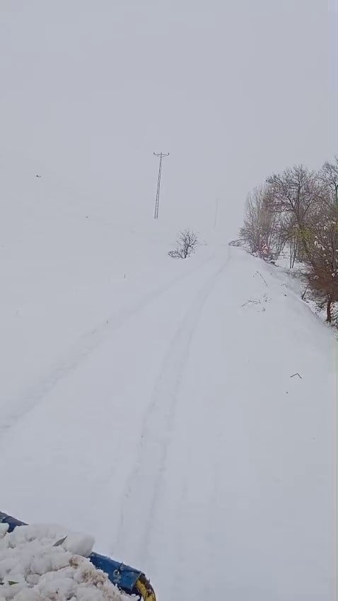 SİVAS'TA YOĞUN KAR YAĞIŞI NEDENİYLE 69 YERLEŞİM YERİNİN YOLU KAPANDI.  (ARŞİV)