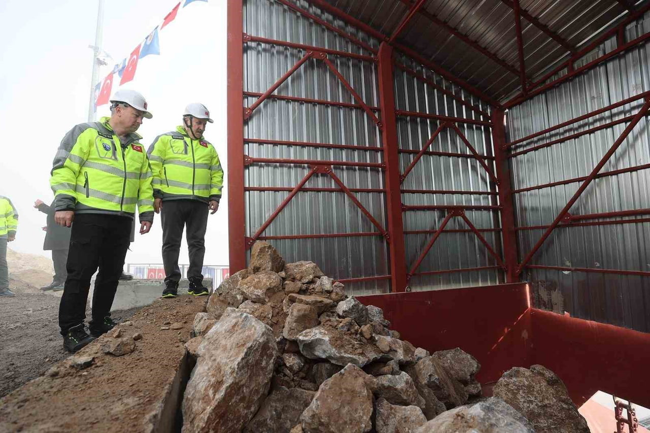 SİVAS BELEDİYESİ TARAFINDAN YAPILAN KENTİN EN BÜYÜK TAŞ KIRMA VE ELEME TESİSİ HİZMETE AÇILDI....