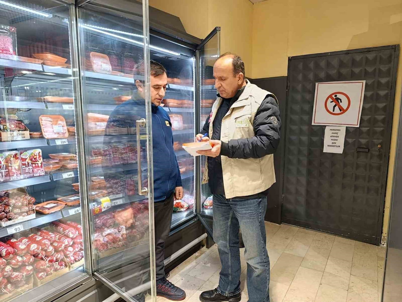 SİVAS İL TARIM VE ORMAN MÜDÜRLÜĞÜ GIDA KONTROL GÖREVLİLERİ, YILBAŞI ÖNCESİ SATIŞI ARTAN ÜRÜNLERE...