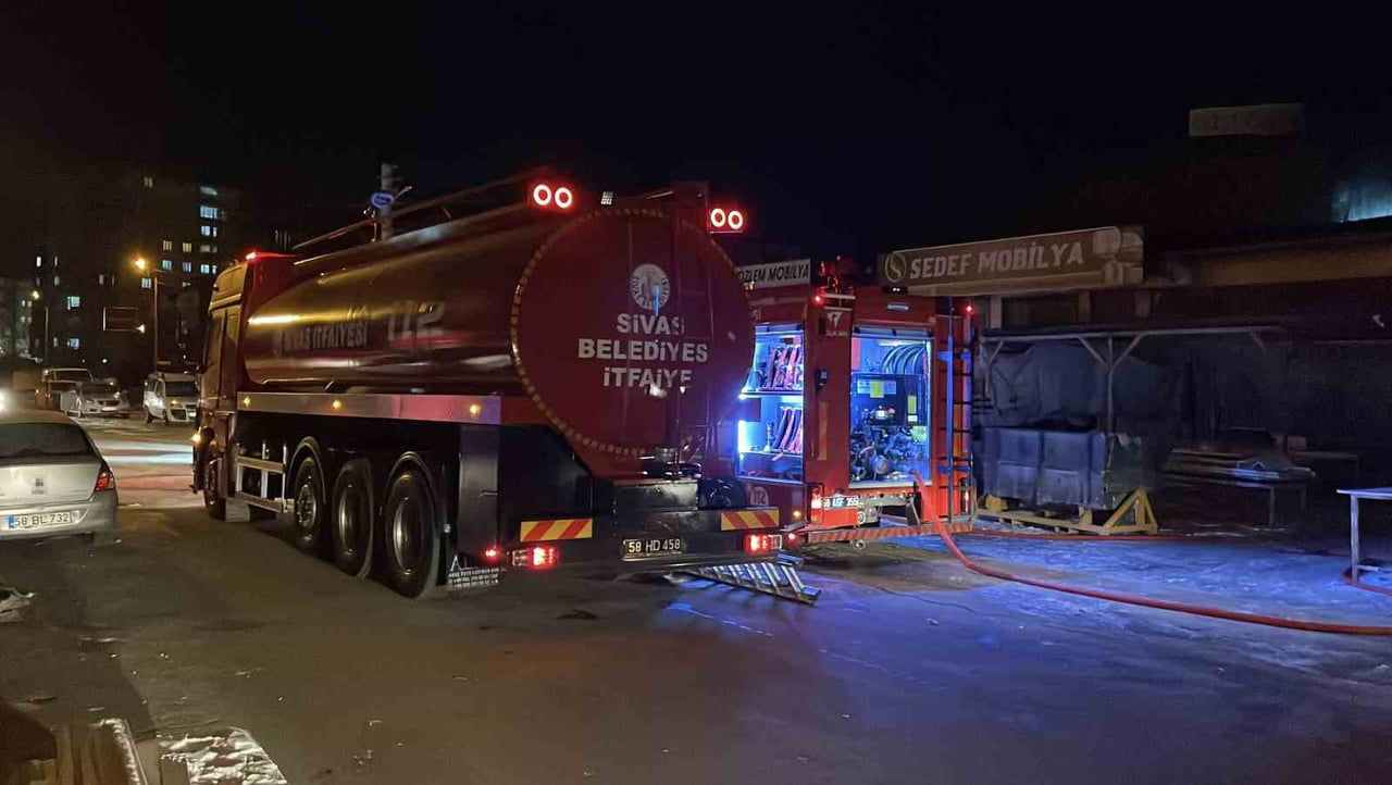 SİVAS’TA BİR MOBİLYA İMALATHANESİNDE ÇIKAN YANGIN, PANİĞE NEDEN OLDU. İTFAİYE EKİPLERİNİN KISA...