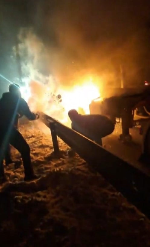 SİVAS’TA BİR TIRIN YAKIT DEPOSUNDA BAŞLAYAN YANGIN PANİĞE NEDEN OLDU. ALEVLERE MÜDAHALE ETMEK...