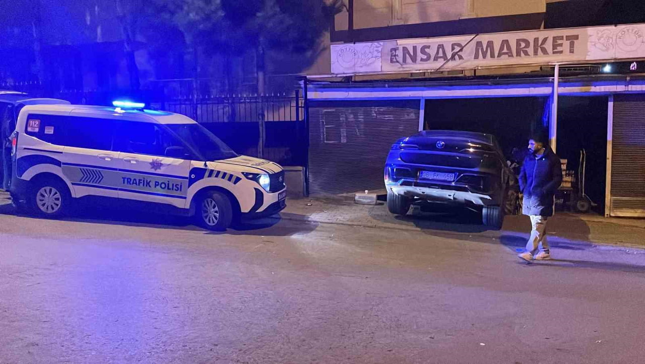 SİVAS’TA KADIN SÜRÜCÜNÜN FREN YERİNE GAZA BASTIĞI İDDİA EDİLEN OTOMOBİL, PARK HALİNDEKİ ARACA...