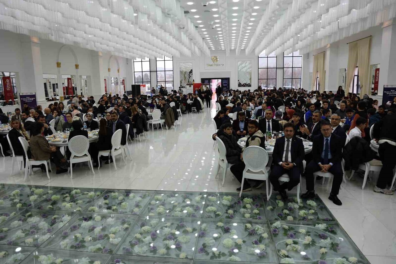 SİVAS’TA LİSE VE ÜNİVERSİTE ÖĞRENCİLERİ, İŞ ADAMLARI İLE BİR ARAYA GELDİ. BİLGİ VE TECRÜBE...