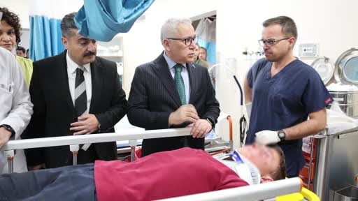 Sivas Valisi Şimşek, servis kazasında yaralanan öğrencileri ziyaret etti