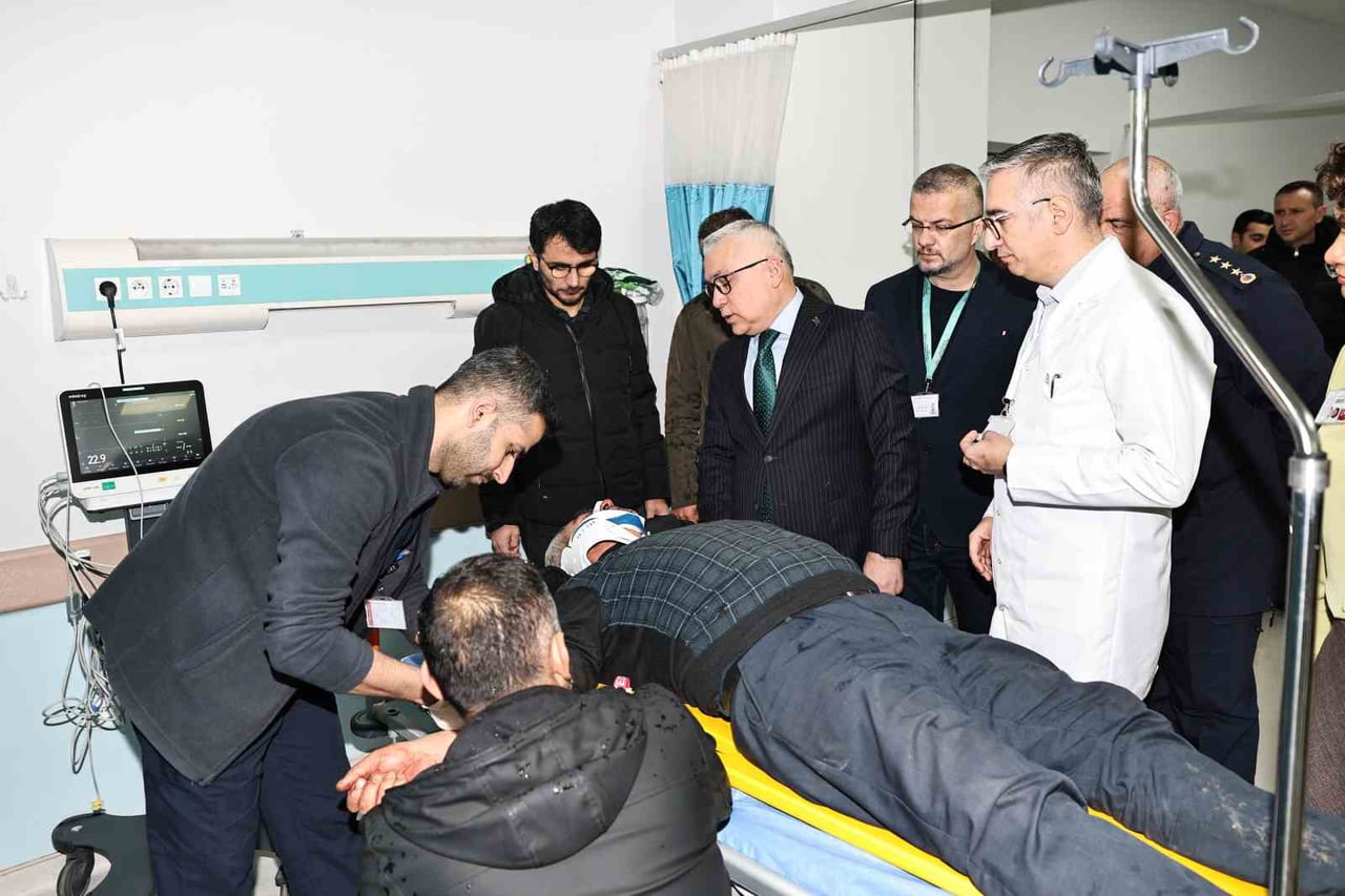 SİVAS VALİSİ YILMAZ ŞİMŞEK, SABAH SAATLERİNDE MERKEZE BAĞLI ALAHACI  KÖYÜ YAKINLARINDA MEYDANA...