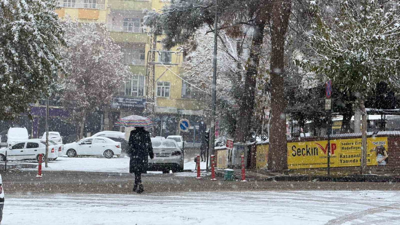 SİVEREK’TE KAR YAĞIŞI HAYATI OLUMSUZ ETKİLEDİ, EĞİTİME BİR GÜN ARA VERİLDİ