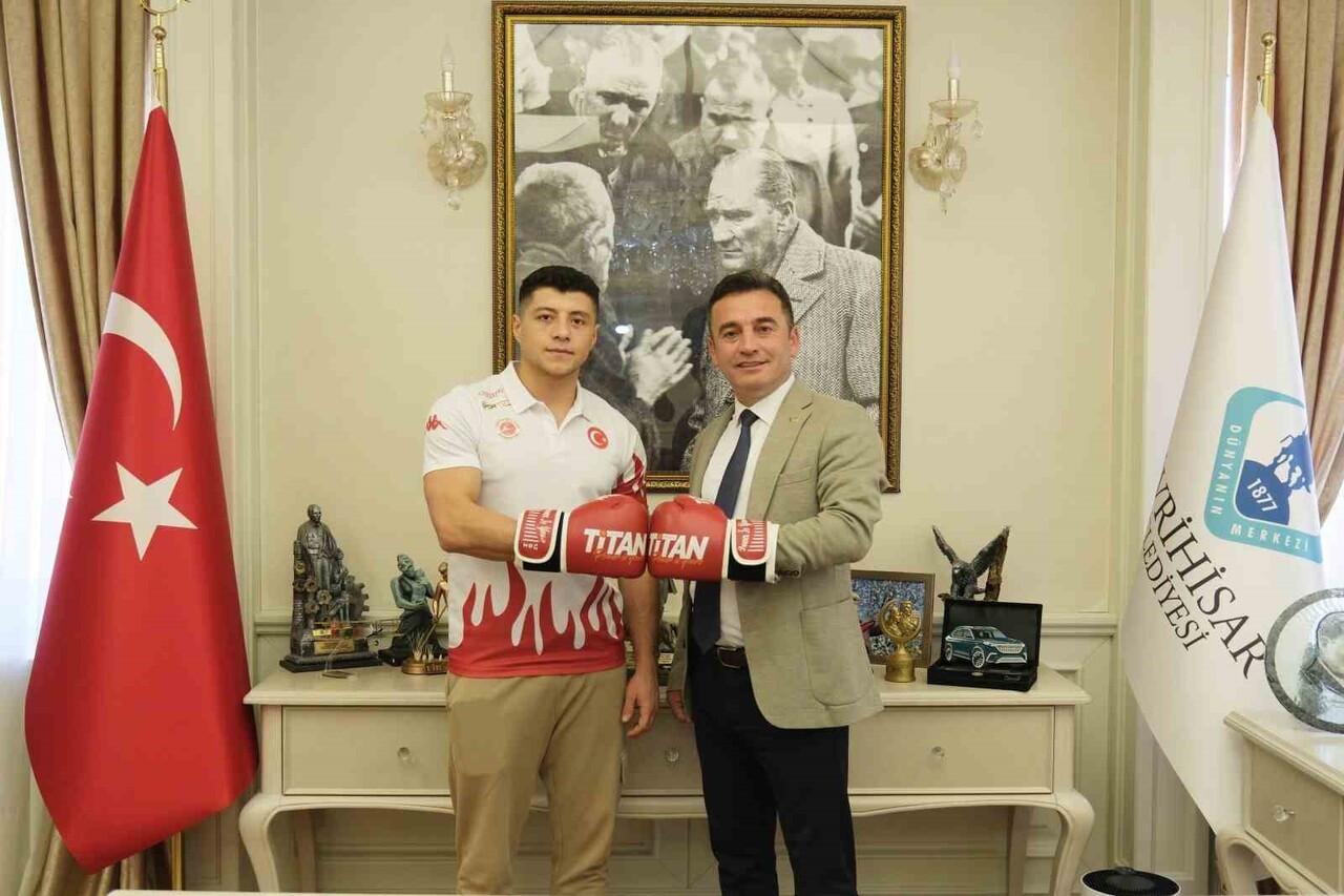 SİVRİHİSAR BELEDİYE BAŞKANI HABİL DÖKMECİ, ZİYARETİNE GELEN SİVRİHİSARLI MİLLİ VE PROFESYONEL KİCK...