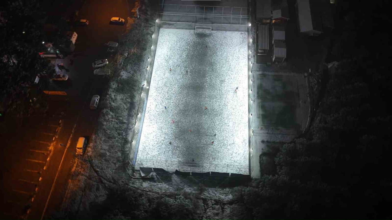 SOĞUK HAVAYA VE KAR YAĞIŞINA RAĞMEN MALTEPE’DE HALI SAHA MAÇI YAPAN BİR GRUP FUTBOLSEVER...