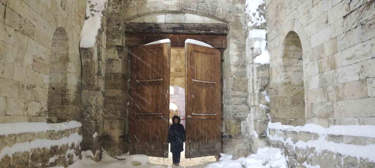 SOĞUK VE KARIN EN ÇOK YAKIŞTIĞI ŞEHİRLERDEN SİVAS’TA YAĞAN KARLA BİRLİKTE TARİHİ KENT MEYDANI’NDA...