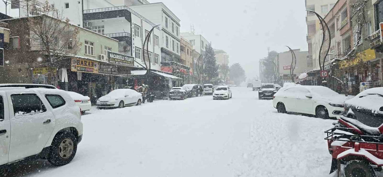 SON YILLARIN EN ŞİDDETLİ KIŞ MEVSİMİNİN YAŞANDIĞI DİYARBAKIR’IN ÇERMİK İLÇESİNDE KAR YAĞIŞI HAYATI...