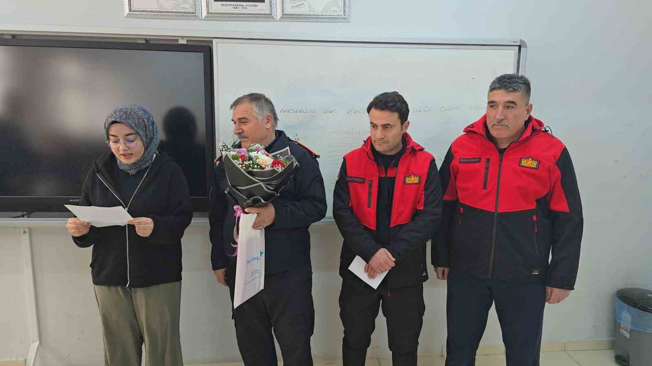 SORGUN BELEDİYESİ İTFAİYE MÜDÜRLÜĞÜ EKİPLERİ, GEÇTİĞİMİZ HAFTA KENDİLERİNE MEKTUP YAZAN LİSE...