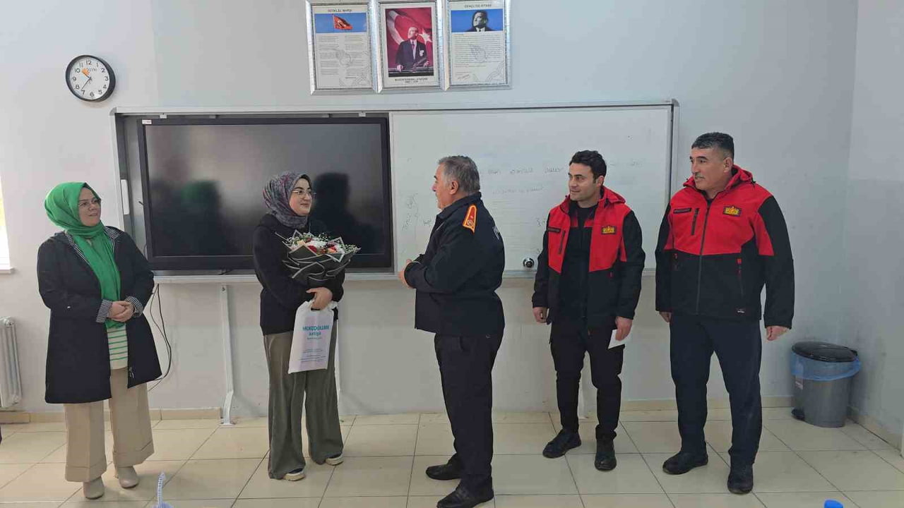 SORGUN BELEDİYESİ İTFAİYE MÜDÜRLÜĞÜ EKİPLERİ, GEÇTİĞİMİZ HAFTA KENDİLERİNE MEKTUP YAZAN LİSE...