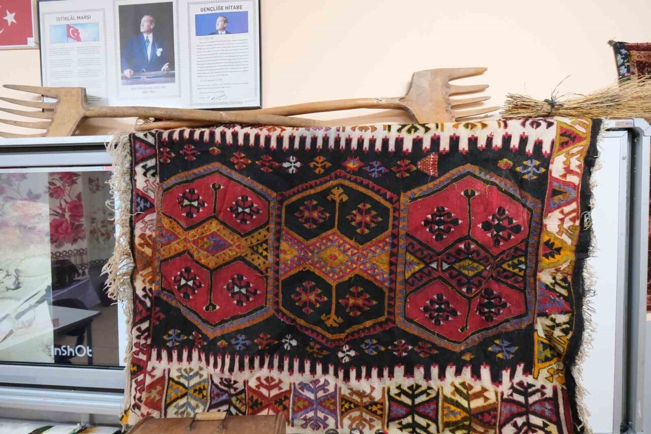 SUÇATI ORTAOKULU’NDA AÇILAN SERGİDE 100 YILLIK EŞYALAR VE KÜLTÜREL YAŞAM İZLERİ ZİYARETÇİLERİ...