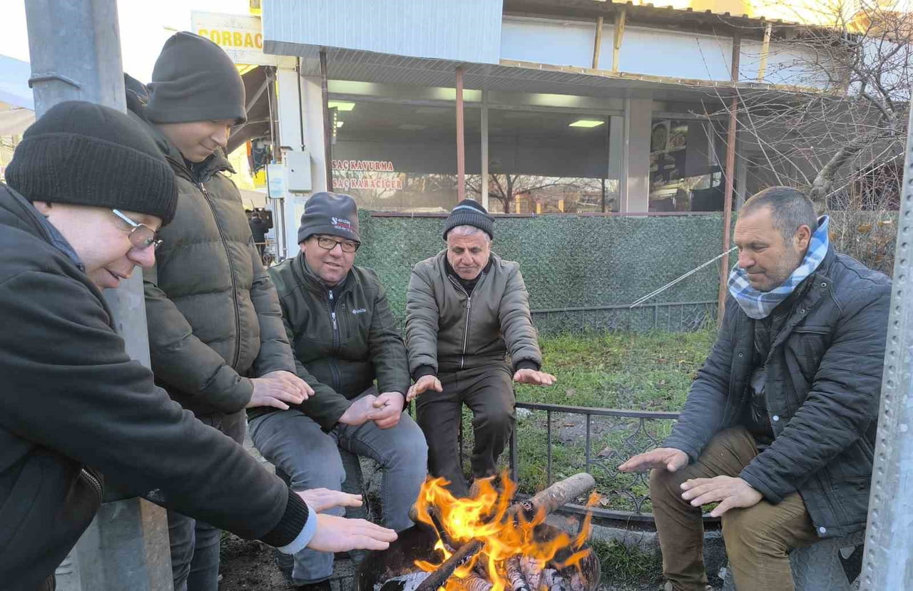 ŞUHUT İLÇESİNDE SABAHIN ERKEN SAATLERİNDEN İTİBAREN TEZGÂHLARINI KURAN ESNAFLAR, SOĞUK HAVAYA...