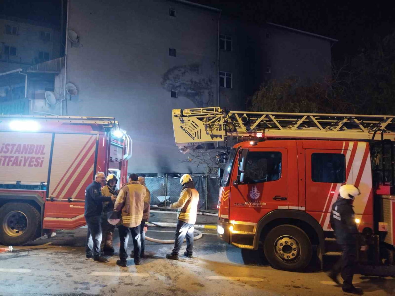 SULTANBEYLİ'DE BOYA KAPORTA DÜKKANINDA YANGIN : 4 ARAÇ YANDI