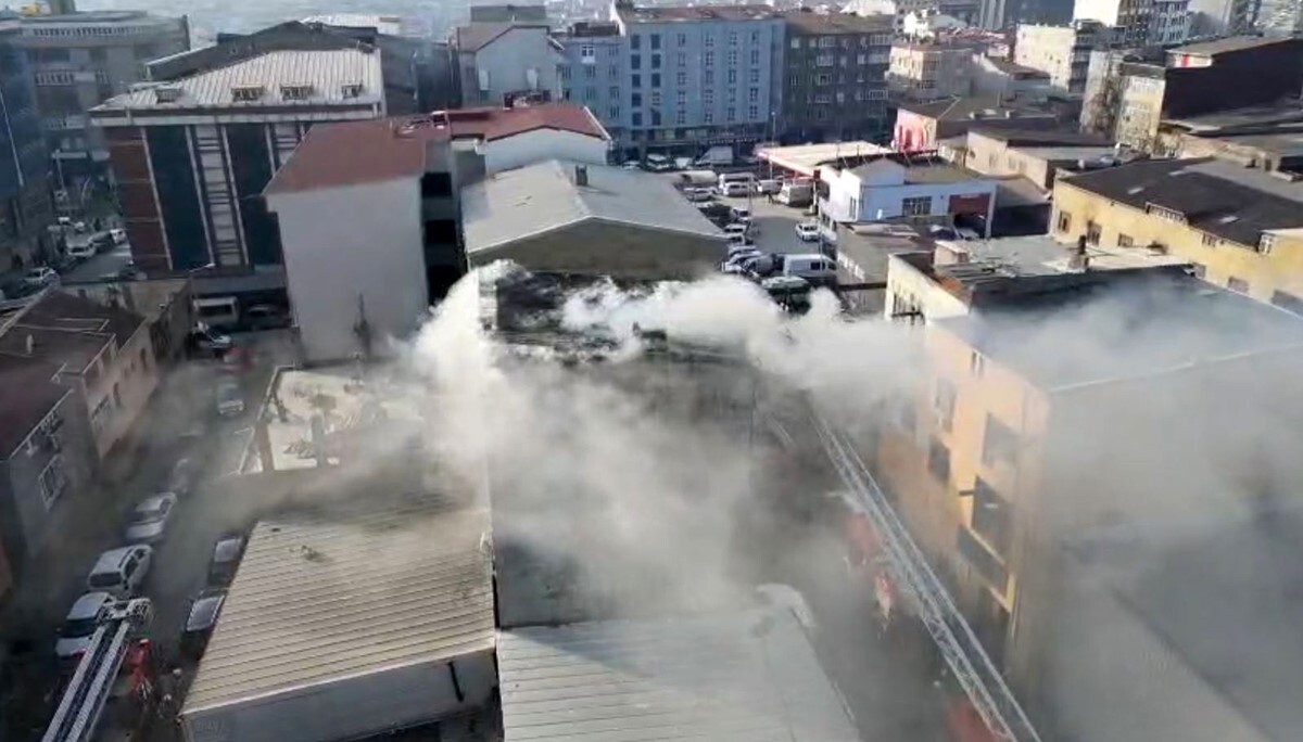 SULTANGAZİ'DE BULUNAN 5. KATLI BİNANIN ÇATISINDA YANGIN ÇIKTI