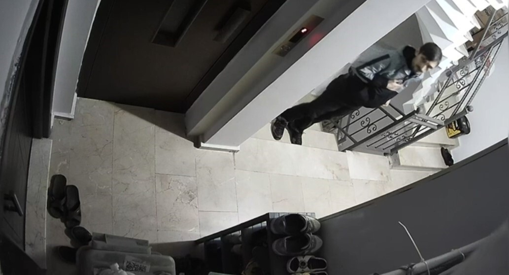 SULTANGAZİ'DE KAPÜŞONLU HIRSIZLAR, GİRDİKLERİ İKİ AYRI ADRESTEN ONLARCA ÇİFT AYAKKABI ÇALDILAR....