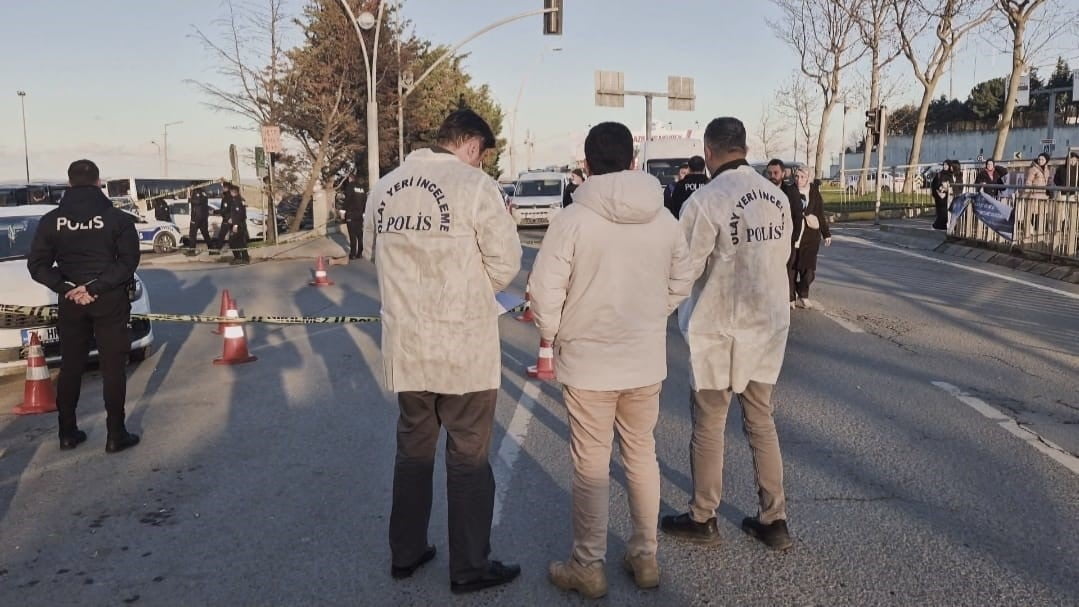 SULTANGAZİ'DE OTOBÜS BEKLEYEN BİR KIZ ÖĞRENCİYE SİLAHLI SALDIRI DÜZENLENDİ. SALDIRIDA OLAYLA...