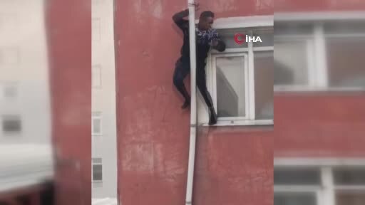 Sultangazi'de yangında can pazarı kamerada: Alevlerden kurtulmak isterken böyle düştü