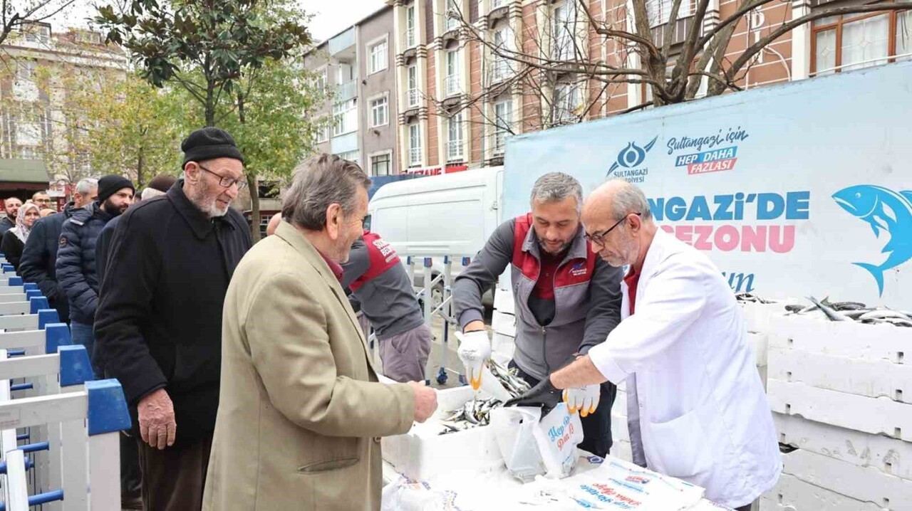 SULTANGAZİ BELEDİYESİ, İSMETPAŞA MAHALLESİ’NE KURDUĞU STANTTA VATANDAŞA ÜCRETSİZ BALIK DAĞITIMI...