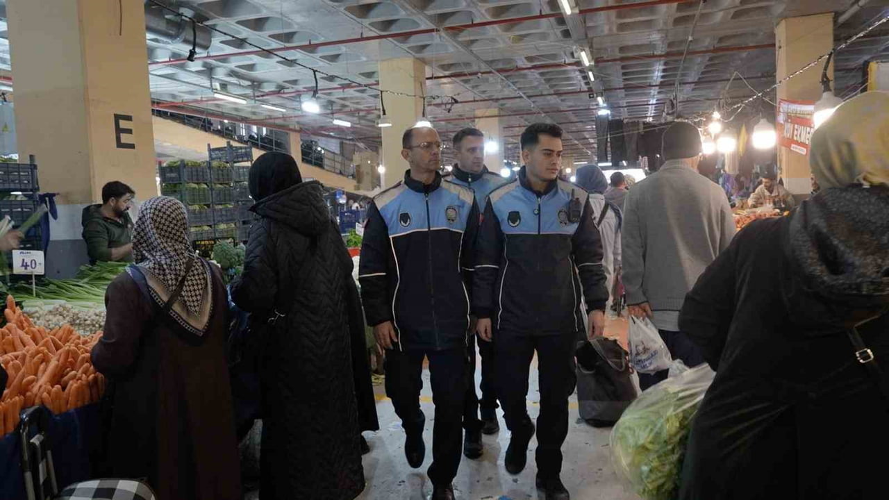 SULTANGAZİ BELEDİYESİ ZABITA EKİPLERİ GIDA FIRSATÇILARINA GÖZ AÇTIRMIYOR, İLÇE GENELİNDE SIK SIK...