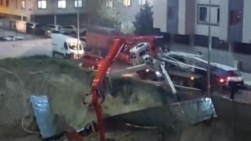 Sultangazi’de inşaat alanında toprak kaydı beton pompası yan yattı
