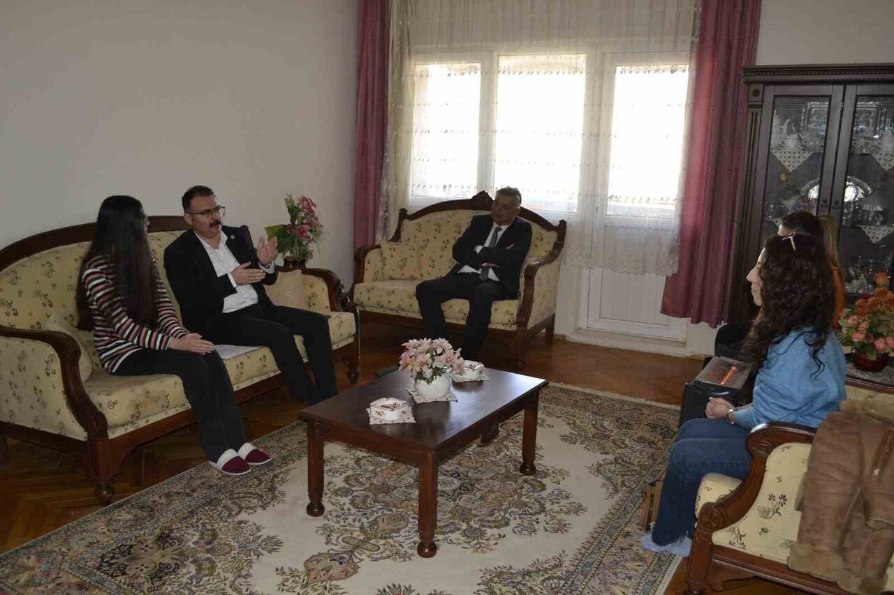 SULTANHİSAR İLÇE KAYMAKAMI ALİ EKBER ATEŞ, 'MİSAFİRİM KAYMAKAMIM' PROJESİ KAPSAMINDA SALAVATLI...