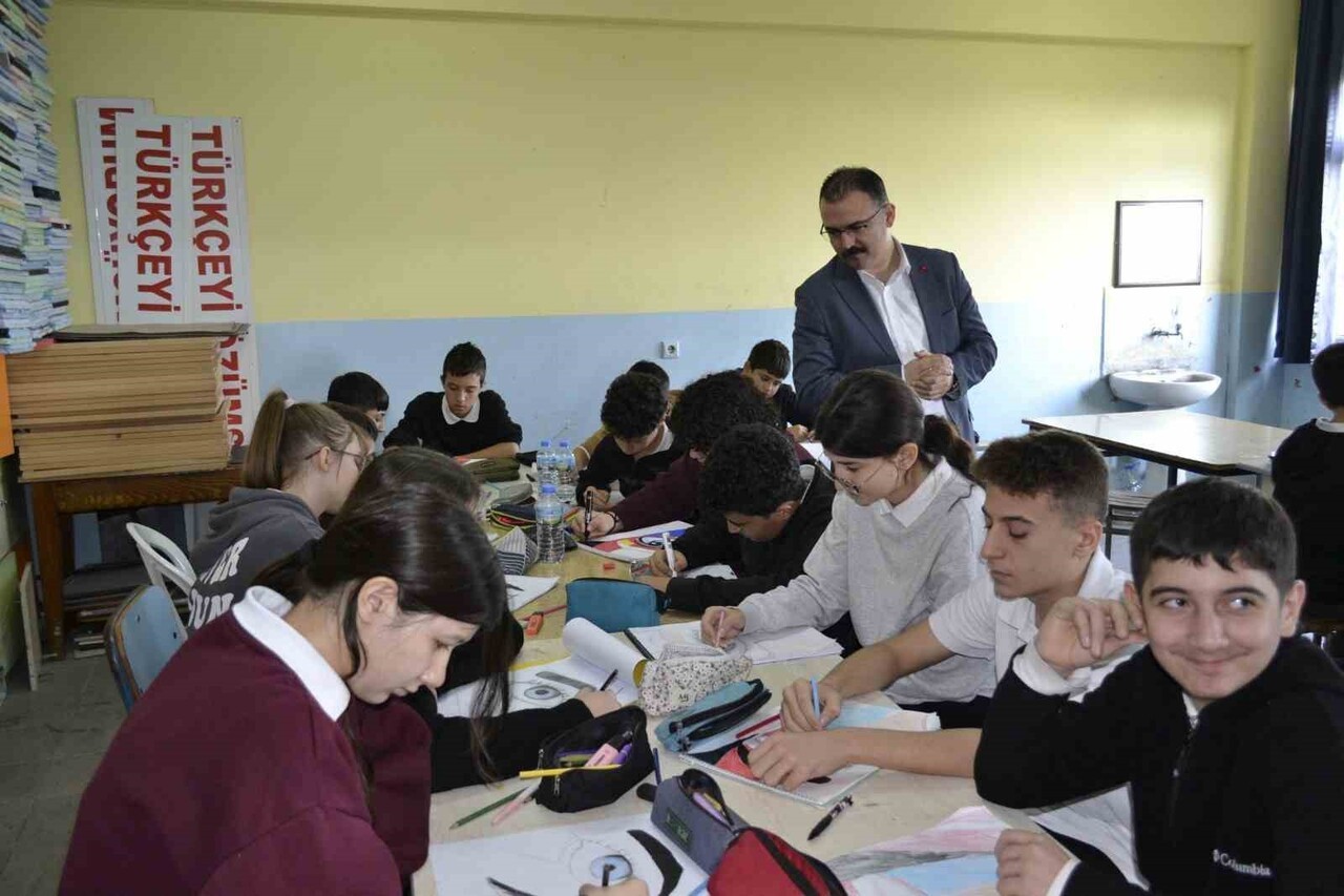 SULTANHİSAR KAYMAKAMI ALİ EKBER ATEŞ ATÇA HADILOĞLU İBRAHİM UZUNIRMAK ORTAOKULU’NU ZİYARET EDEREK...