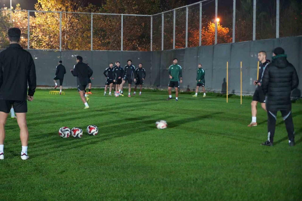 SÜPER LİG’DE KOCAELİSPOR PAZAR GÜNÜ OYNAYACAĞI KARAGÜMRÜK MAÇININ HAZIRLIKLARINI BUGÜNKÜ...