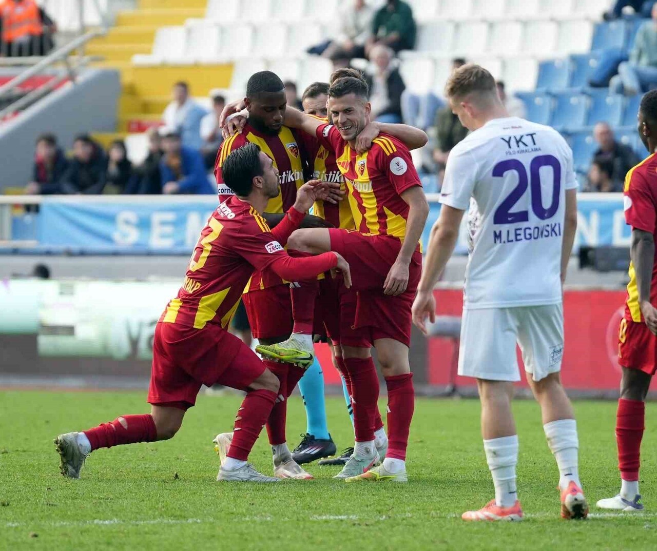 SÜPER LİG EKİPLERİNDEN KAYSERİSPOR'UN SLOVAK OYUNCUSU LASZLO BENES, İKAS EYÜSPOR MAÇINI DA BOŞ...