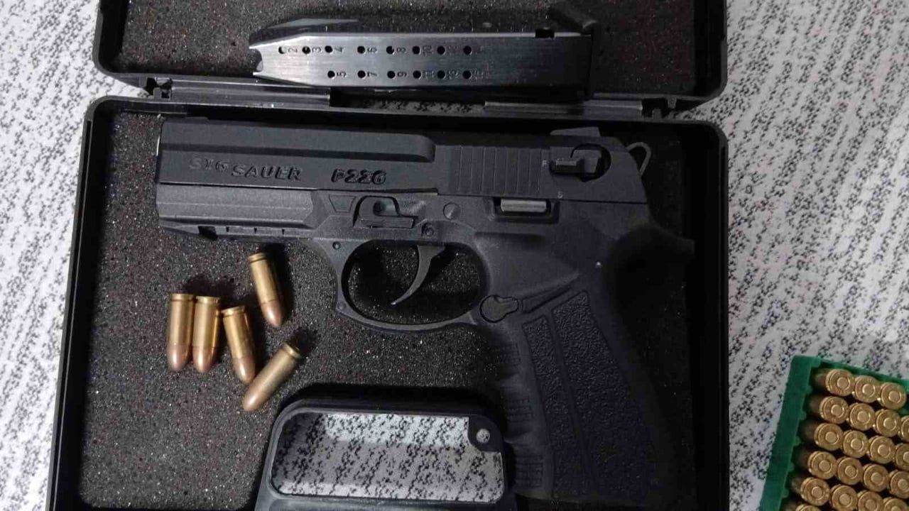 ŞÜPHELİLERİN İKAMETLERİNDE YAPILAN ARAMALARDA İSE 1 ADET BARETTA MARKA TABANCA, 1 ADET SİG SAUER...