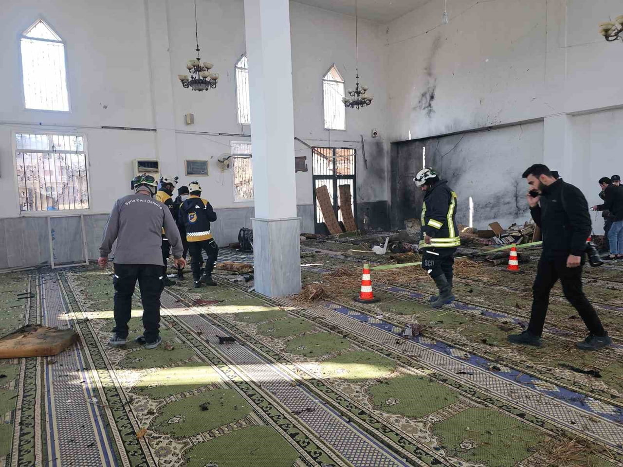 SURİYE'NİN HUMUS ŞEHRİNDEKİ CAMİDE MEYDANA GELEN PATLAMADA HAYATINI KAYBEDENLERİN SAYISI 8'E...