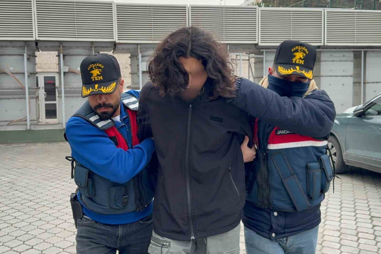 SURİYE UYRUKLU M.A.(23) ÇIKARILDIĞI MAHKEMECE TUTUKLANDI.