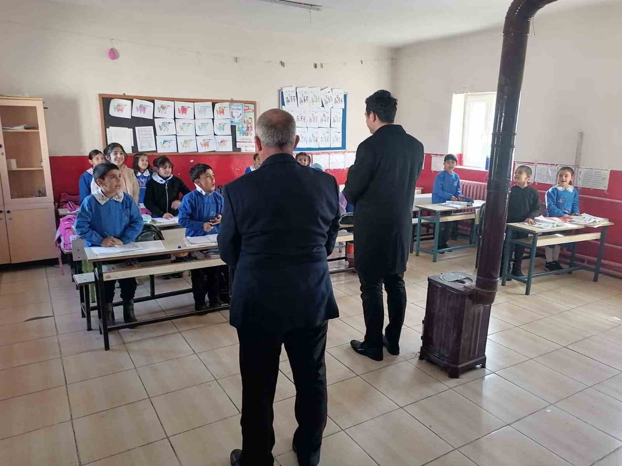SUSUZ KAYMAKAMI TUTAL’IN  OKUL ZİYARETLERİ SÜRÜYOR(KARS-İHA)