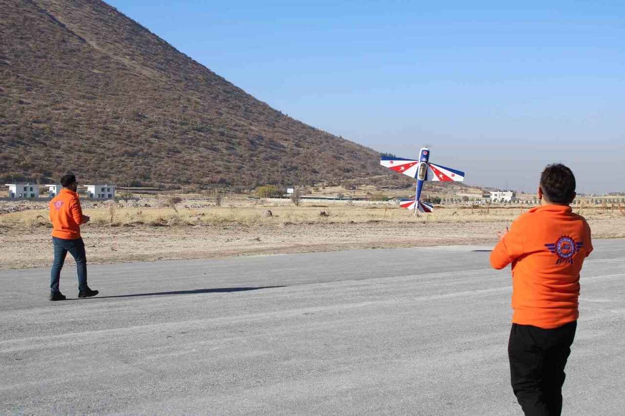 TALAS HAVACILIK KULÜBÜ ÜYELERİ; 50 KİLOMETRE İLE TÜRKİYE'DE AMATÖR DALDA REKORUN SAHİBİ OLAN KENDİ...