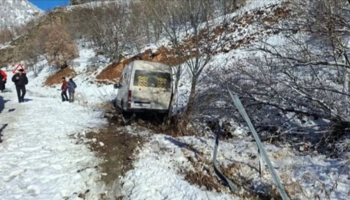 TARAFTARLARI TAŞIYAN MİNİBÜS KAZA YAPTI