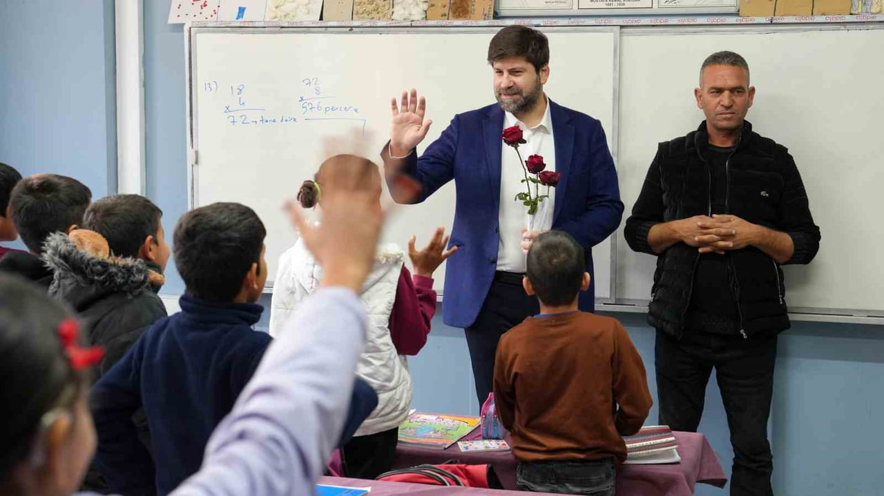 TARSUS BELEDİYE BAŞKANI ALİ BOLTAÇ, AKGEDİK İLKOKULU-ORTAOKULU ANASINIFI ÖĞRENCİLERİ TARAFINDAN...