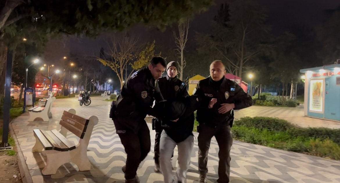 TARTIŞTIĞI GENCİN BAŞINDA İÇKİ ŞİŞESİNİ KIRDI MUHABİRE TÜKÜRÜP ÖPÜCÜK ATAN SALDIRGAN: "SEYRET BAK...