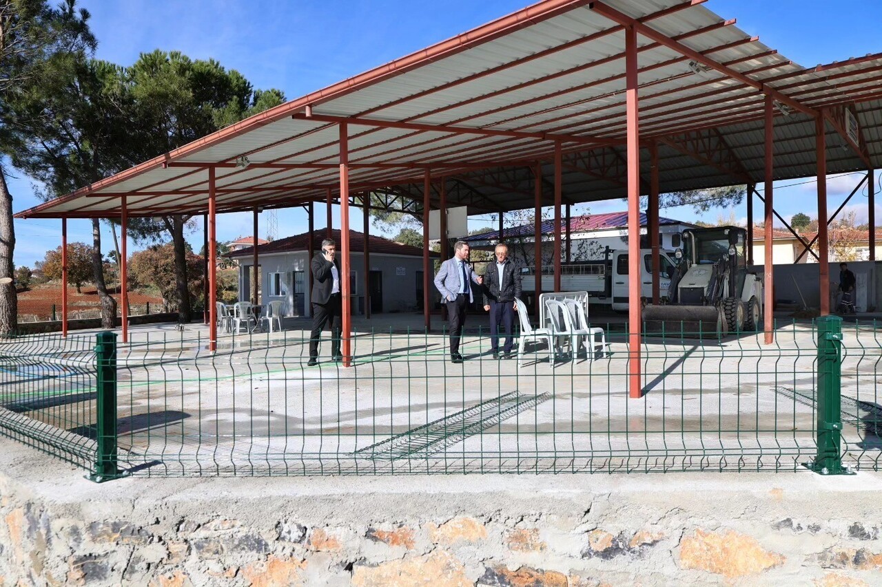 TAVAS BELEDİYESİ, GÜZELKÖY MAHALLESİ SOSYAL TESİSİNDE BAKIM VE ONARIM ÇALIŞMALARINA DEVAM EDİYOR....