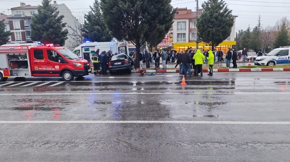 TAVŞANLI'DA OTOMOBİL REFÜJE ÇIKTI: 2 YARALI