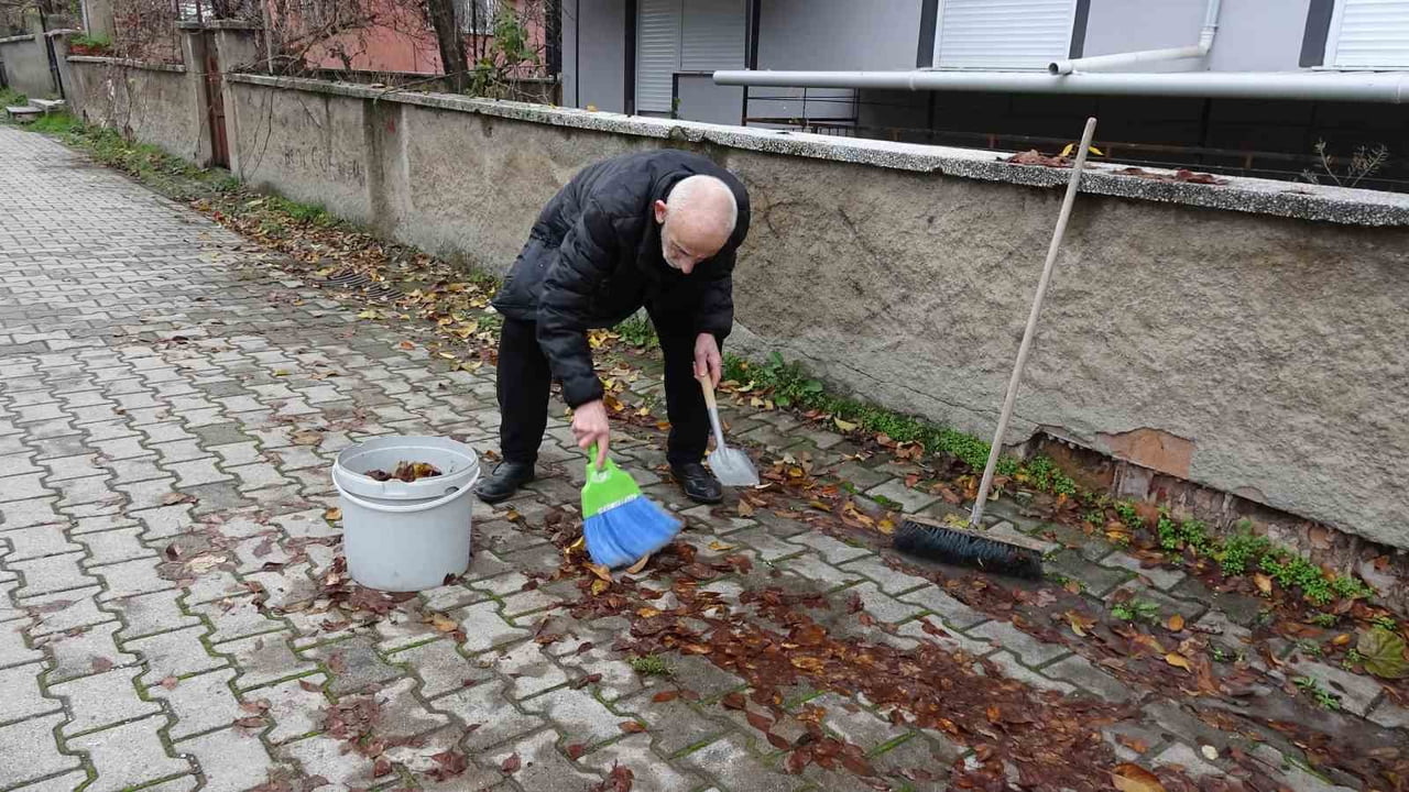 TAVŞANLI İLÇESİ DURAK MAHALLESİ İKBAL SOKAK'TA OTURAN 83 YAŞINDAKİ ABDULLAH KULLUK, YAŞINA...