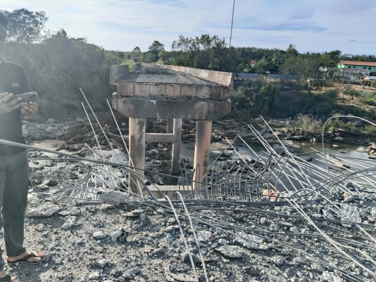 TAYLAND ORDUSUNA AİT F-16 SAVAŞ UÇAKLARI SABAH SAATLERİNDE KAMBOÇYA'NIN PURSAT EYALETİNE BAĞLI...