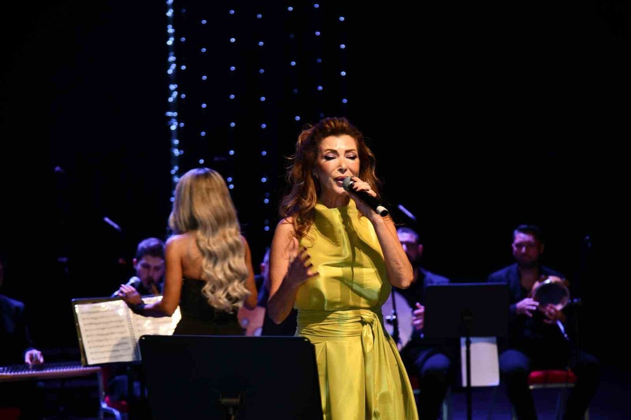 TEKİRDAĞ'DA ÖĞRETMENLERDEN ANLAMLI KONSER: MAARİF KOROSU SAHNEDEYDİ