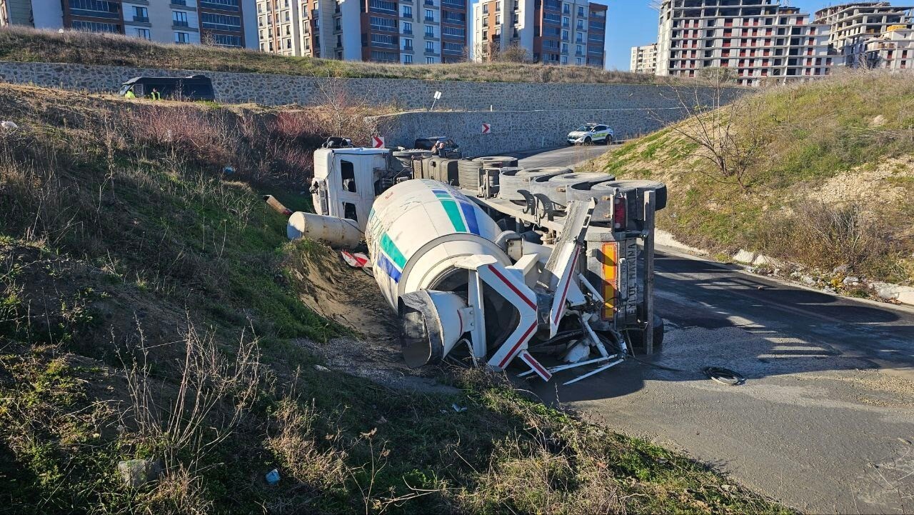 TEKİRDAĞ'IN ÇERKEZKÖY İLÇESİNDE ÇEVRE YOLUNDA MEYDANA GELEN KAZADA, VİRAJI ALAMAYAN BETON MİKSERİ...